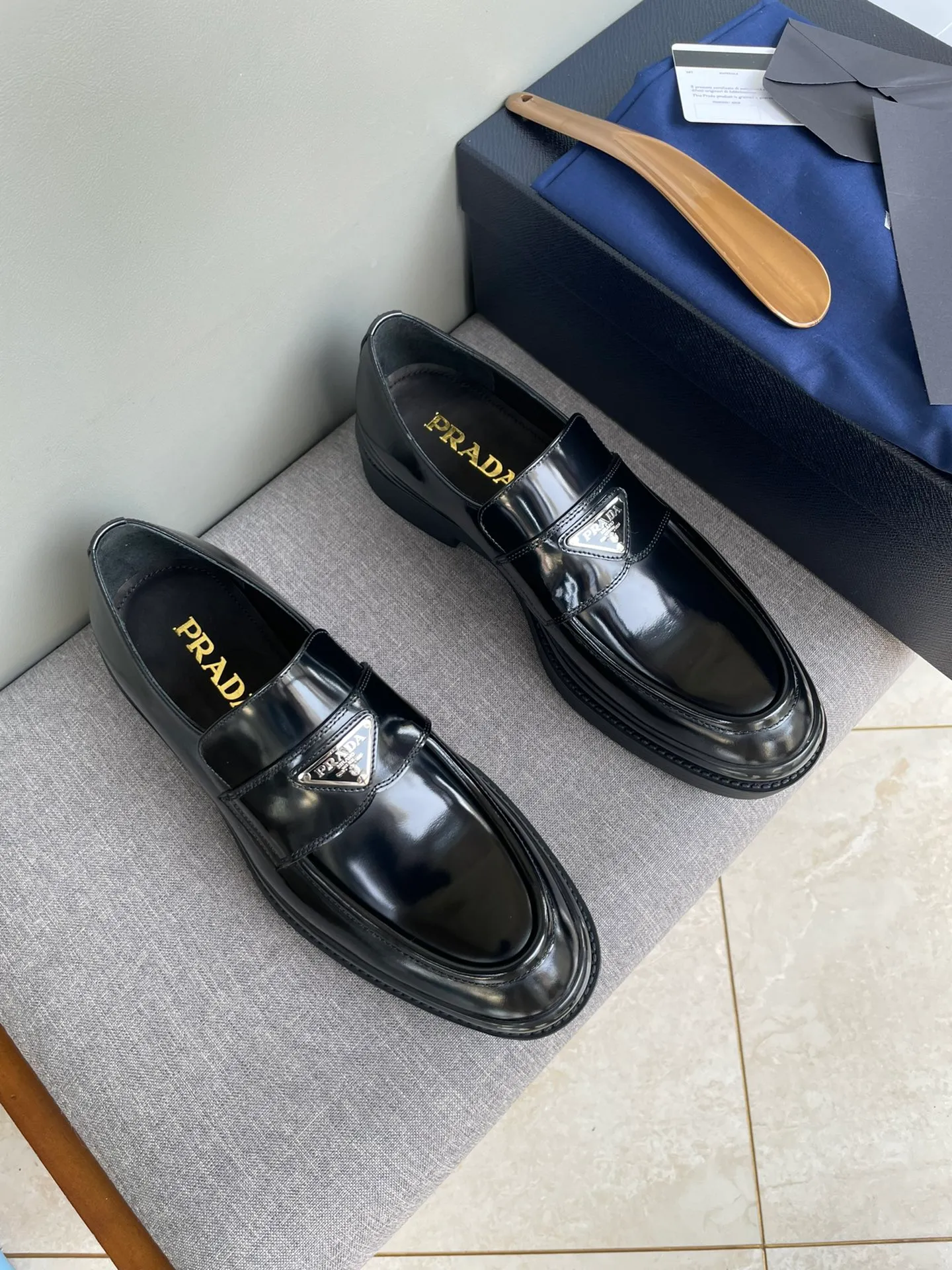 Men's shoes 💰860 💰Best recommendation✨PRADA Prada top purchasing quality imported upper with color-brushed edge beads carved toe design cowhide lining private molded TPU outsole non-slip, wear-resistant and elastic fashionable and versatile burgundy black blue 39-44 in stock (38, 45 customized for replacement, return and exchange)